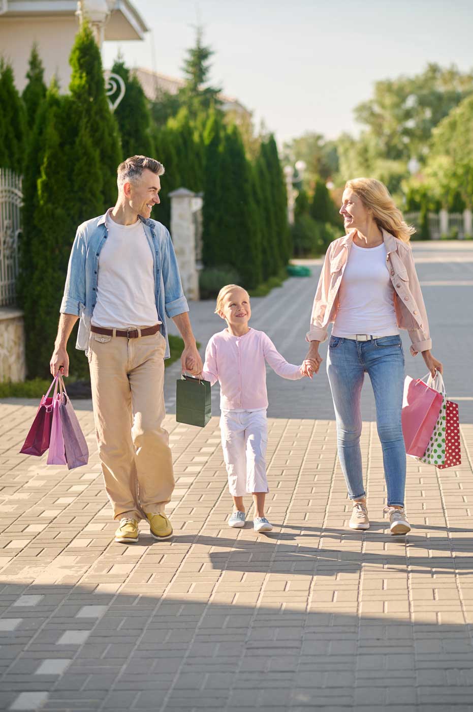 Mladá rodina vracející se z nákupů