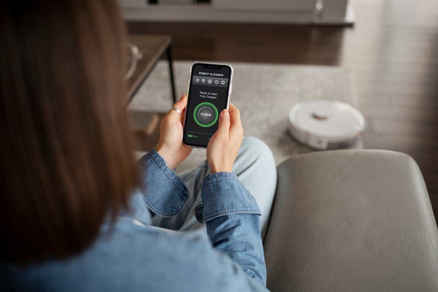 Mladá žena používající smart home technologii